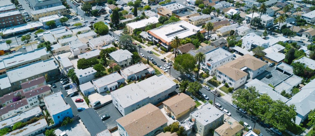 柏市の住宅街イメージ。広がる戸建て住宅やマンション、道路や街路樹が整備された街並み。柏エリアの不動産価格帯や物件選びの特徴を表現したイメージ写真
