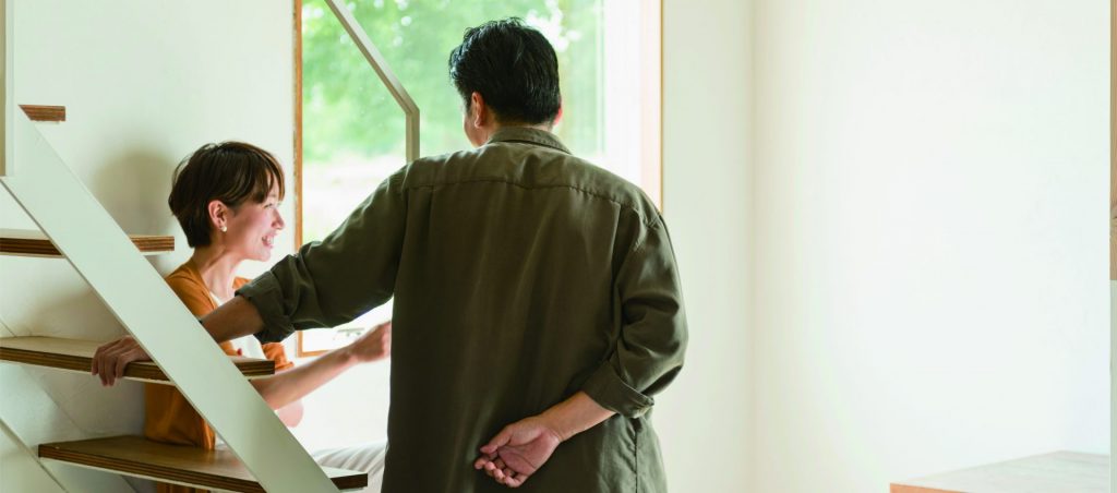 柏市の住宅で語り合う50代夫婦。自然光あふれる住まいで、セカンドライフを見据えた理想の暮らしを体感。柏の住宅情報を探す方におすすめのライフスタイル提案。
