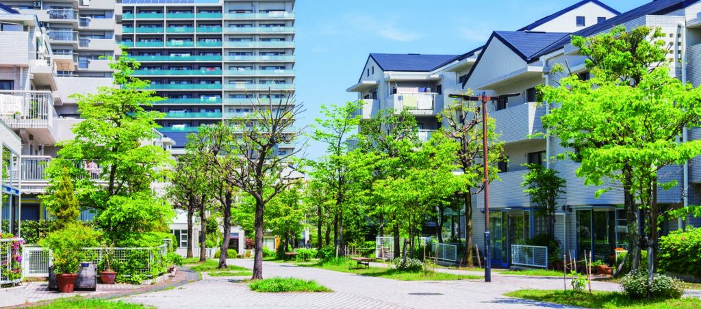 柏市のマンション街と緑豊かな街並み。住宅情報を探す人に向けて、柏の暮らしやすさと住環境の魅力を伝える一枚。
