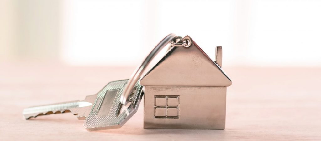 柏市で住宅を購入した実例を象徴する家と鍵のイメージ。住宅情報を探すシニア世代に向けた安心の購入体験を表現。
