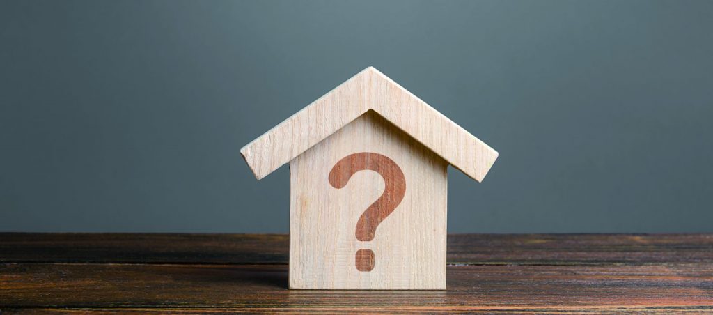 柏の住宅購入に関するよくある質問を象徴する家型オブジェとクエスチョンマーク。住宅情報の疑問解消をサポート。
