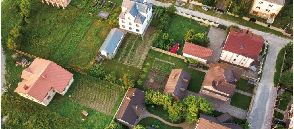 柏市の住宅街と土地の俯瞰写真。土地投資や資産形成を検討する人に向けた柏の不動産情報を象徴するイメージ。
