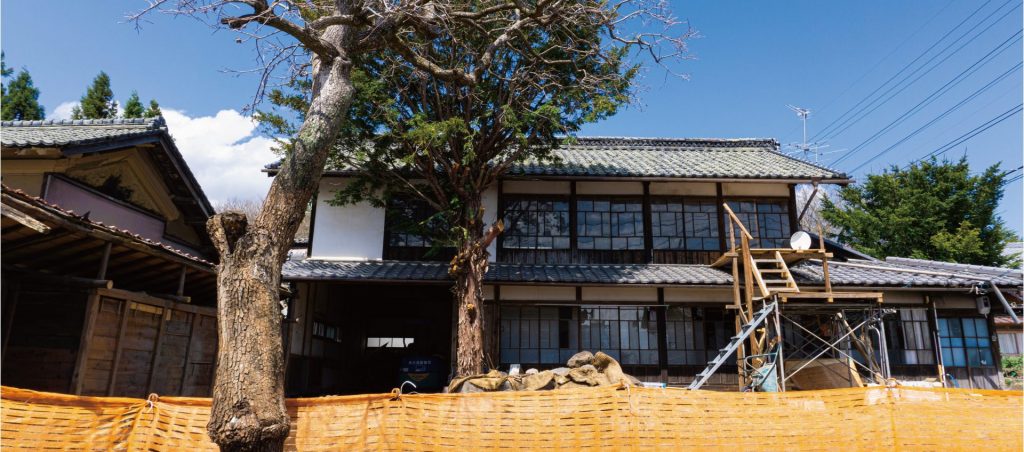 柏市で相続された空き家と庭の様子。売却前の古民家を写した実例紹介イメージ。
