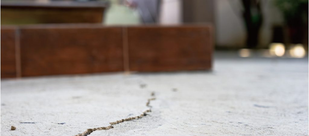 柏市でリフォームを検討する戸建住宅のイメージ。経年劣化によりひび割れが生じたコンクリート床の写真で、住まいの修繕タイミングを象徴。








ChatGPT に質問する
