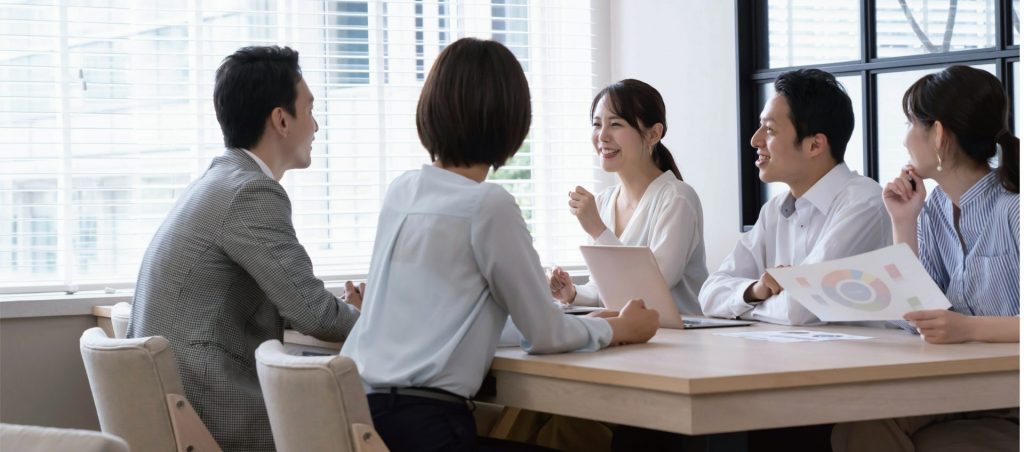 柏の不動産会社でアルバイトとして働く若手社員たちが、研修や打ち合わせを通じてキャリアを築いている様子。