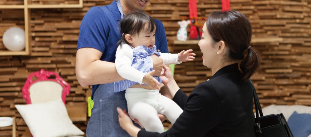 柏の管理会社への転職を検討する育児中の女性が、家庭との両立を考えながら仕事復帰を目指すシーン。