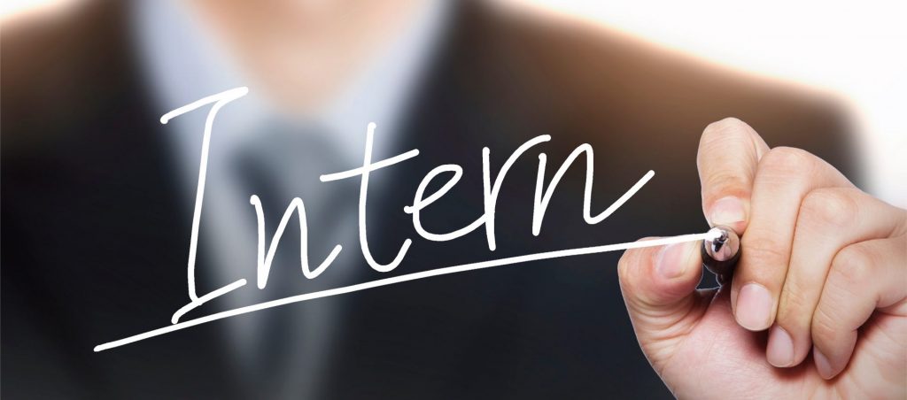 柏エリアの不動産会社におけるインターン制度をイメージした画像。スーツ姿の人物が“Intern”と書いている。