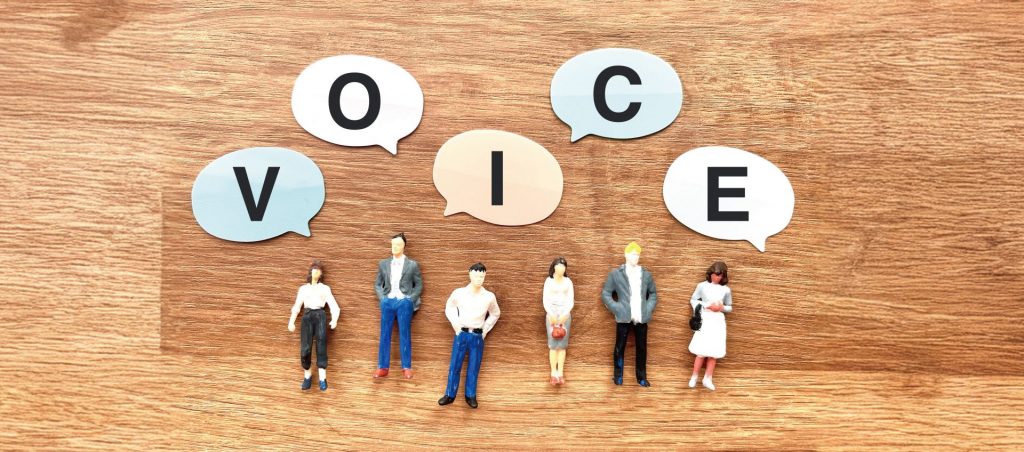 柏の不動産インターン体験談をイメージした画像。スーツ姿のフィギュアと吹き出しにVOICEの文字が並ぶ。