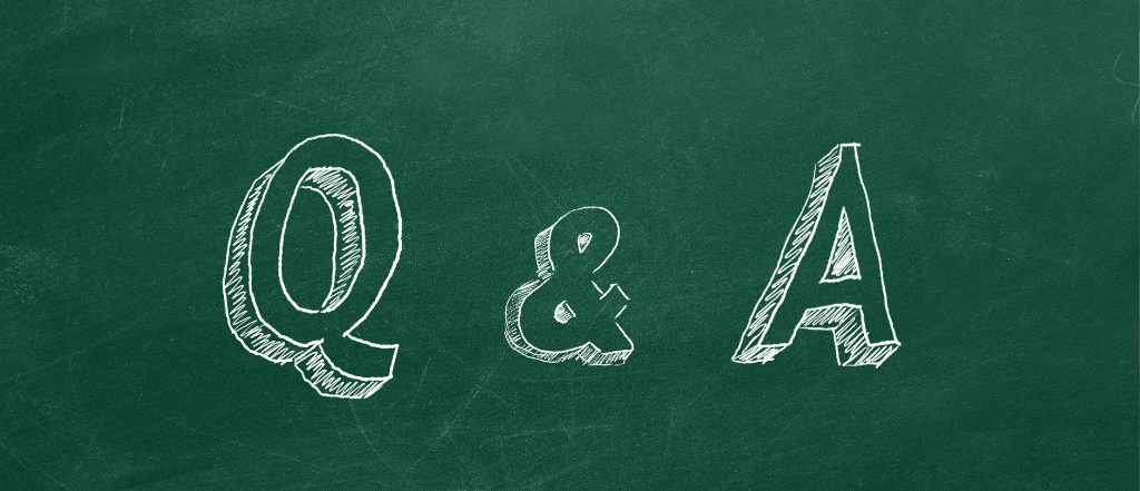 柏市での物件探しに関するよくある質問Q&A。チョークで描かれた「Q&A」の文字が黒板に大きく書かれているイメージ画像。住まい選びや教育環境、子育て世帯の悩みをわかりやすく解決する情報提供ページを象徴する。