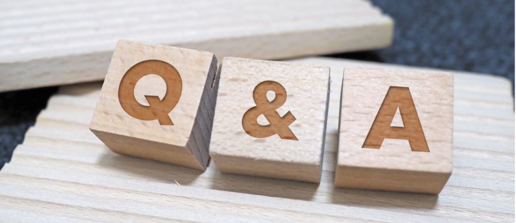 「Q&A」の木製ブロックが並ぶ写真。柏市の不動産購入に関するよくある質問とその回答を紹介するFAQセクション用イメージ
