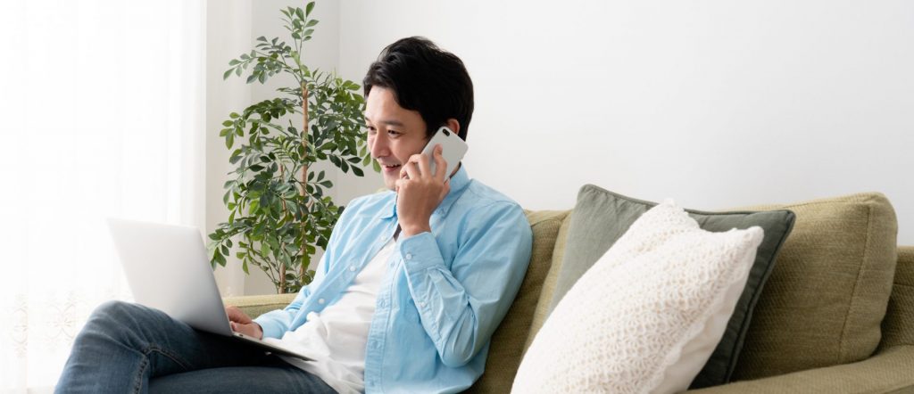 柏市で信頼できる不動産会社に電話して相談する男性のイメージ