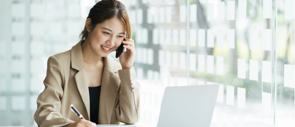 柏市の不動産売却・購入を電話で相談する女性のイメージ
