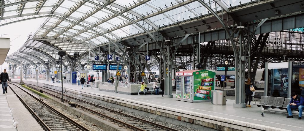 柏市を含む都市エリアの主要駅のイメージ写真。複数路線が交差するターミナル駅や再開発された駅ビル、大型ショッピングモールや商業施設が集積し、通勤・通学や日常生活に便利な環境が整った駅周辺の特徴を表現。