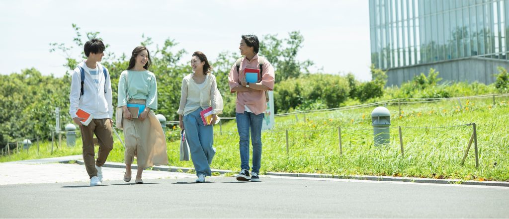 我孫子・柏エリアの賃貸物件で一人暮らしを始める学生。晃南土地のサポートで、安心して大学生活をスタートできる様子

