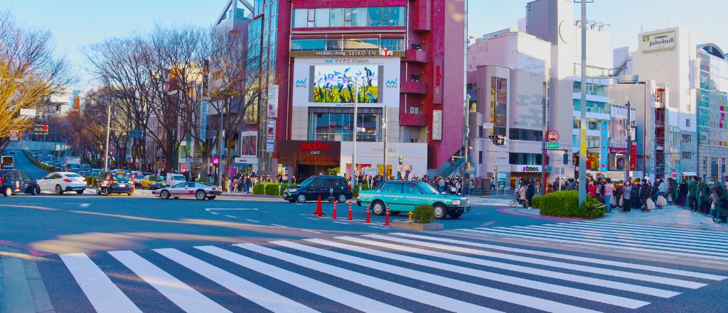 にぎわう駅前の街並みと横断歩道。我孫子市や天王台駅周辺での賃貸物件探しや暮らしの利便性を示すイメージ。