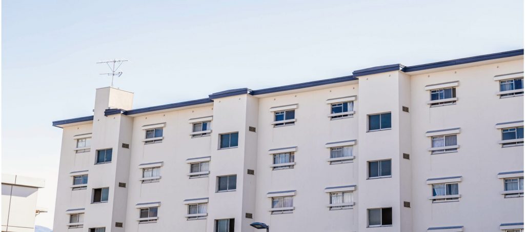 柏市内の住宅団地の外観イメージ。リノベーション対象としても注目される集合住宅。柏の住環境や物件の特徴を紹介する記事に使用。