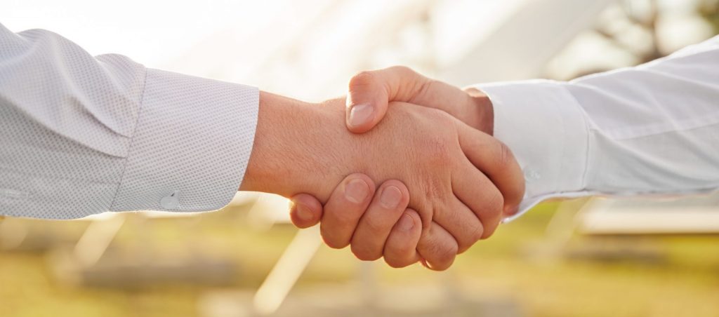 信頼関係を象徴する握手のシーン 柏市で信頼できるリノベーション会社選びの重要性を伝えるビジュアル