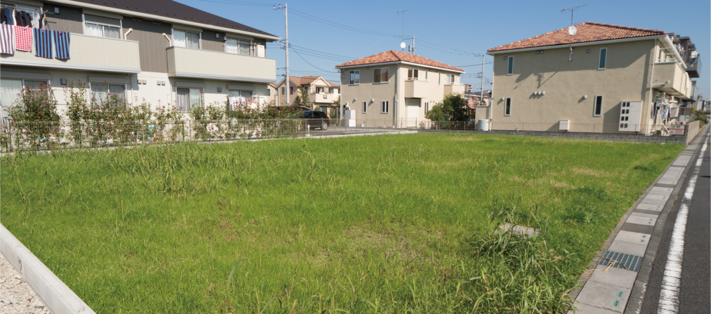 住宅街にある空き地のイメージ写真。相続や空き家物件の売却に関する解説と相続登記義務化のお知らせと注意点についてまとめている