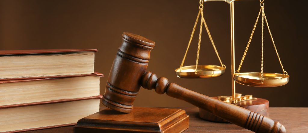 天秤（法と公正）と裁判官の木槌（審判）。不動産売買の仲介手数料に法定上限があることを示すイメージ。

