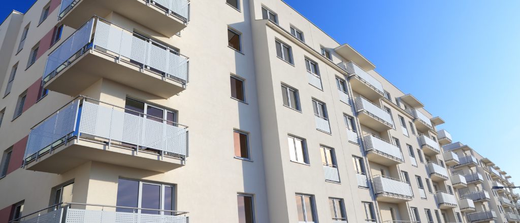 中古マンションのイメージ写真。よくある失敗談や後悔しないためのポイントなどを解説する記事のイメージ写真としてマンションの外観が撮影されている。