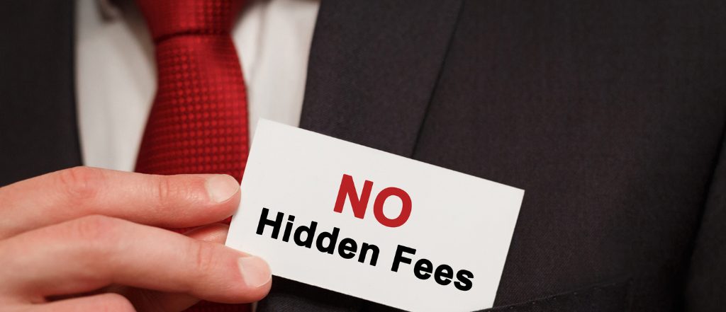 手数料はかからないという意味の英語、No Hidden Feesと記載されたカードを胸から出している、不動産会社の職員。
