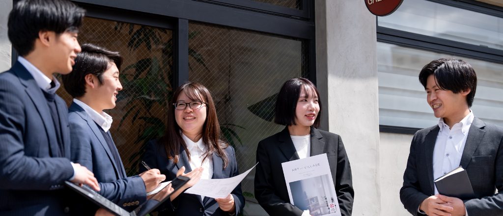 笑顔で電話対応をする不動産会社『晃南土地』の売買スタッフ。晃南土地への不動産売買に関する問い合わせや相談の窓口を示すイメージ。
